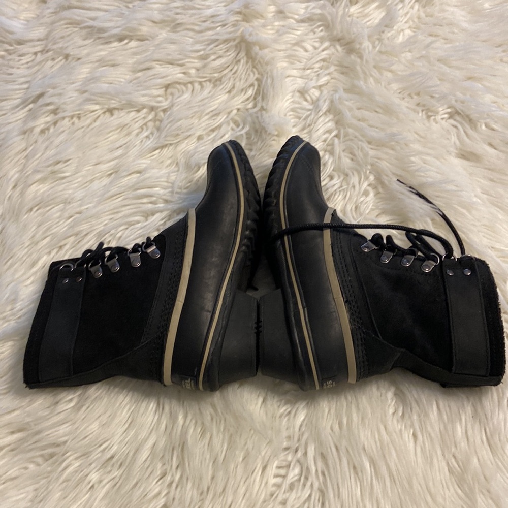 SOREL Boots size 8 color black  and some tan excellent condition see all photos - Picture 8 of 12